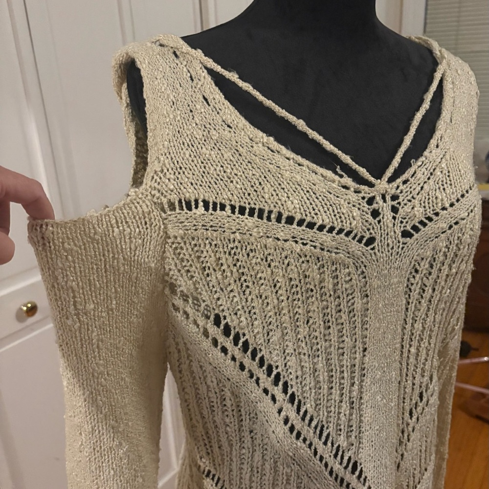 She + Sky Beige V-Neck Knit Sweater - Picture 2 of 7